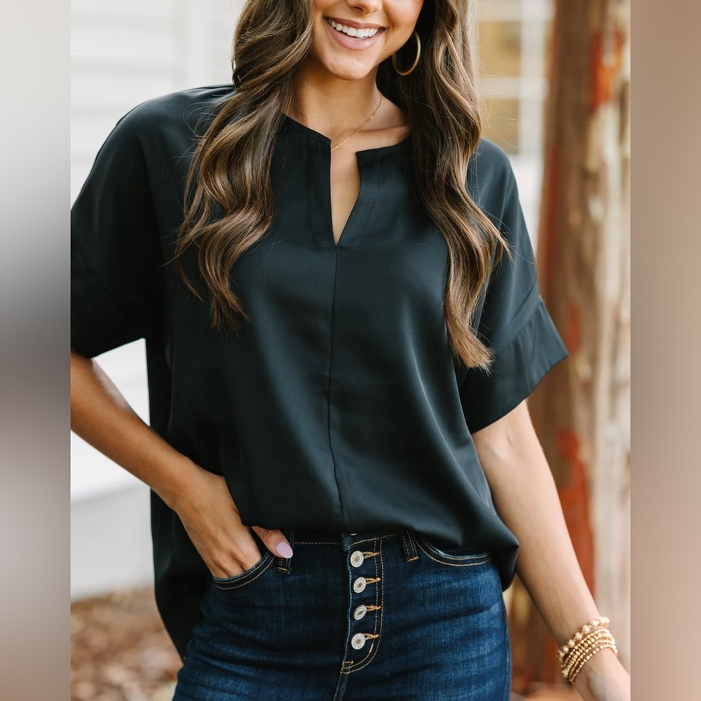 💕🖤Black V-Neck Top🖤💕